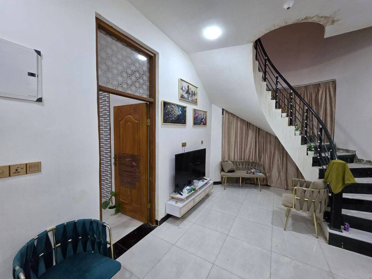 يارزاق ياالله 
دار سكن 150م طابو زراعي بناء حديث درجه أولا بناء طابوك يتكون من غرفتين نوم وهول مطبخ استقبال بيتونه على مساحه الهول سطحين صحيات داخل وخارجيه كراج سياره حي الحكيم شارع الوائليه 
لاتصال على لارقام التالية واتساب ***********
***********
