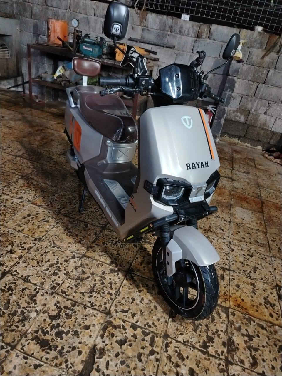 ✨ دراجة الريان – وحش الكون ✨
🚴‍♂️ من الصانع العملاق TAILG العالمية – موديل 2025

🔰 المواصفات:

🛞 ملف 2000 حقيقي

🔋 6 بطاريات كرافين كاربون جل كولد – 35 أمبير ⚡ 72 فولت

🚀 سرعة حقيقية 80 كم/س بتحكم 3 سرع

📏 مسافة مقطوعة بالشحنة الواحدة: 70 – 90 كم (حسب الاستخدام والسرعة والوزن المحمول)

♻️ ميزة إعادة شحن البطارية عند استخدام البريك

🔄 نظام الرجوع للخلف R

🛑 بريك هايدروليك دسك بكفاءة عالية

🌀 دبلات هايدروليك أمامي وخلفي – راحة ونعومة على الطرق

📺 شاشة رقمية لعرض المعلومات والسرعة

🔑 بصمة عدد 2 + تشغيل عن بعد

🚨 جهاز إنذار ضد السرقة

💺 كشن سياحي مريح لشخصين

📦 مساحة تخزين واسعة تحت الكشن

🔌 منفذ شحن UPS للموبايل

💡 لد لايت أمامي عالي الوضوح + رماش عالي/واطي

🔴 بك لايت لد بتصميم مميز

🌟 لد أمامي وجانبي نهاري/ليلي عصري

🚦 إشارة رباعية لزيادة الأمان

🦾 استاند عدد 2 (وسطي + جانبي)

⚪⚫⚙️🔴 ( ألون بيجي مميز ) 👉  فقط

🚀 قوة وأداء لا مثيل له… خيارك الأمثل على الطريق
السعر والتفاصيل أكثر 
✅ ☎️الاتصال (***********)
