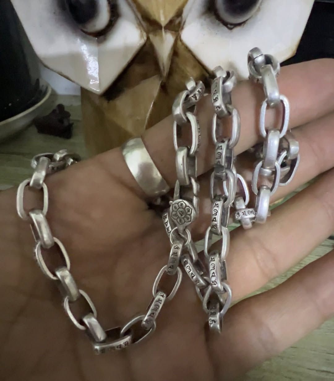 السلام عليكم اخوتي وعل راسي القطعه باله باله باله باله اوربي لا تجيني وتكلي كم غرام ولا تكلي عل غرام رحمه عل والديكم القطعه وحده بس ومختلفه جاي تجينه من غير دوله اختهه ماكو ماكو كل فتره تجينه قطعه شكل القطعه مختومه ٩٢٥ فضه اوربي انتيكه وتحفه وتخبل بل لبس وبل حقيقه بعد احله اتحده اقوه ابو فضه يكول مطليه لو يكول استرليني اتحدا والله القطعه سعرهه مناسب اخوتي وتاج راسي خاص وبل خدمه *********** سعرهه مناسب
