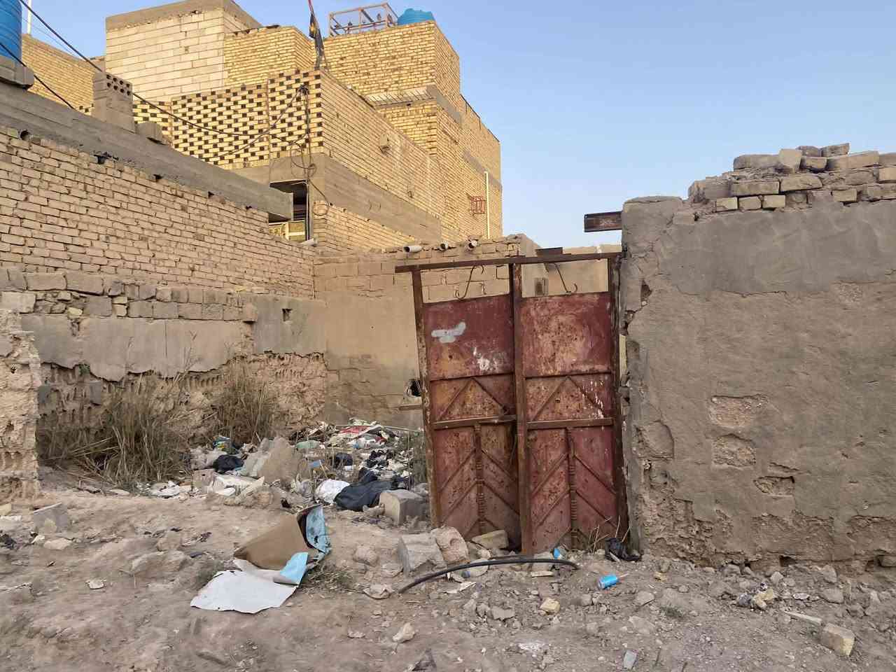 السلام عليكم
قطعه ارض للبيع البناء قديم هذا

مساحه ١٠٨ طابو ملك

الوجه ٩م والنزال ١٢م 

عنوانه قضاء النصر حي الامام الرضا ع
 
قرب محلات ابو شلال وجه عل تبليط 
بي كافه الخدمات من ماي ومجاري
 
للأستفسار مراسله الصفحه او واتساب 
***********
