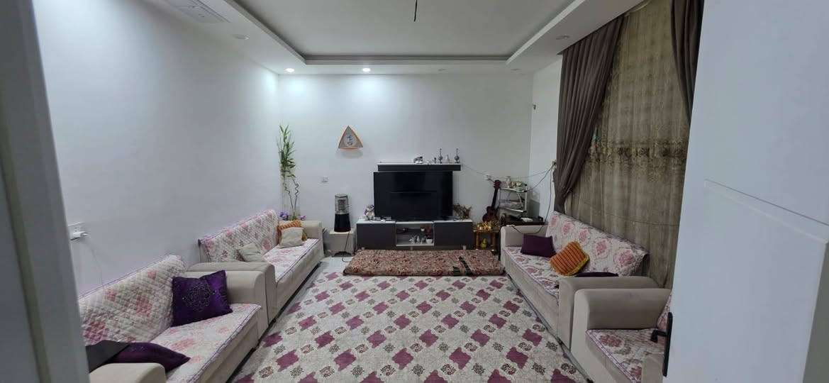 للبيع العنوان راسان
مساحه الدار ١٥٠
جنس الدار طابو صرف
 محتويات الدار👇
 غرفه نوم عدد ٢
صاله
استقبال
مطبخ حار بارد 
 الطابق الثاني بيتونه
مخرن سندويش
 سطح الدار ايزوكام
للمعلومات أكثر 
***********
