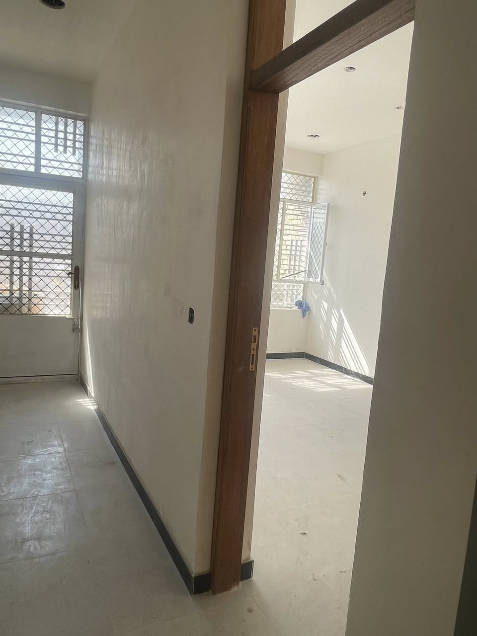 السلام عليكم بيت 100 متر سند 25 بي قرار محكمه كامل بناء جديد ممسكون الكرغوليه مقابيل ماركت الهدى متكون طابق ونصف غرفة نوّم بالطابق الأرضي وغرفة نوم بالطابق الثاني وثلاثة حمامات ***********
