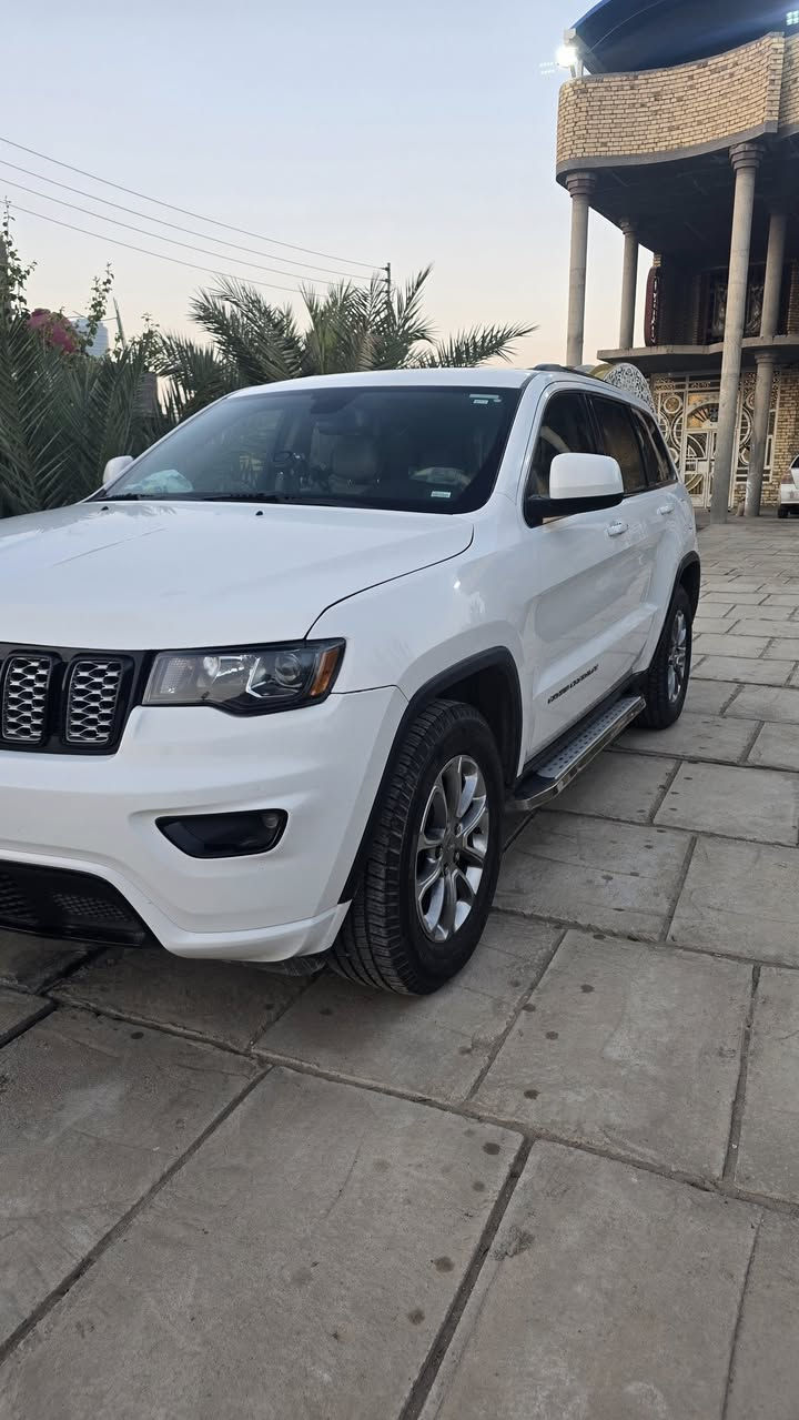 السلام عليكم
جيب كراند شيروكي موديل ٢٠١٦ لاريدو وارد امريكي حادثها كلش بسيط تبديل جاملغ ايسر اصلي وربع البنيد صبغ بدون دواخل بدون ايرباك رقمها ذيقار بأسمي
سعرها ٢٠٣ ورقه بيها مجال مكان السياره بصره/ القرنه 
تلفون ***********
السياره ماشيه ١٦٠ ميل
