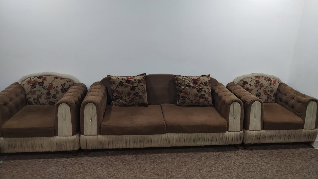 تخم للبيع  مستعمل ١٠ مقاعد السعر ٢٠٠الف للأستفسار :  ***********
