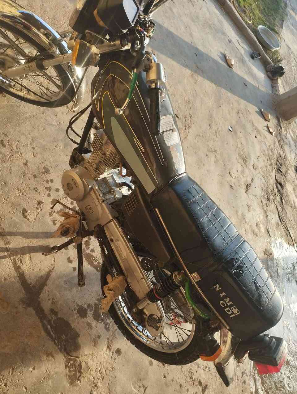 سلام عليكم
دراجه للبيع نضيفه مكينه خير من الله 

بليته ورقم شاصي  مديل 21 
مكفوله من كلشي كهربائيات كلهه شغاله 
دراجه مال بلاد مو تعمير 
السعر 550 قرب مطعم طواحين 
تصال علا لرقم ***********
خاص ما جاوب
