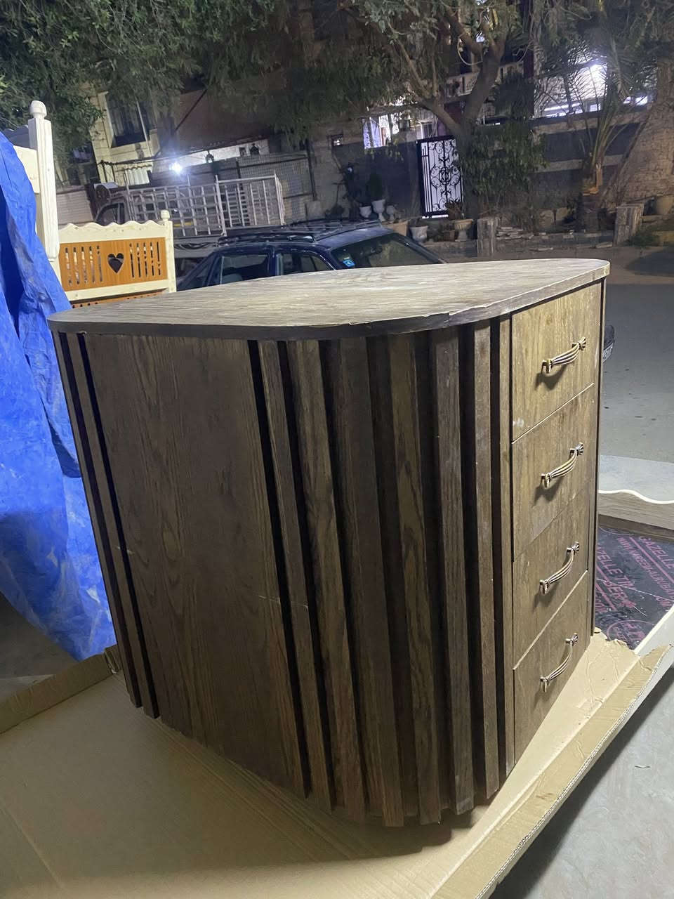 السلام عليكم
متوفر درور مودرن تصميم تركي 

مجرات 8 وجهين مع مجرات مخصصه ميكب 

عمل ثقيل تركي اصلي 

قياسه مربع 85*85 سم

ارتفاعه 80 سم

 استعمال جداً قليل 

سعره 75 الف

رقم الهاتف ***********
