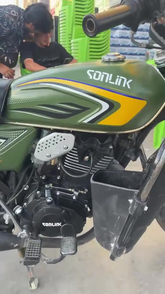 ه السلام عليكم دراجه سونلك 200cc دراجه ماشيه 8000 نضيفه ومداريه كلش سعر 750 بيه مجال ورقه معرض بس يعني سكنر مكاني بغداد رقم *********** واتساب موجود هم .
