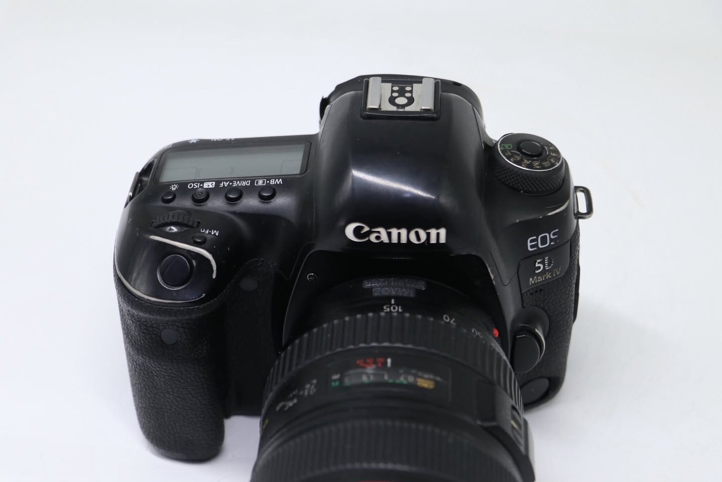 كأمره كانون   (💣 ✨5D Mark 4 📸💣)
مع عدسه 24-105 رنك احمر فول فريم 
نضافه 80/100 كامل ملحقات
1- رام 32✅
2- حقيبه✅
3- حزام كتف✅
4- شاحنه اصليه ✅
5 بطاريه اصليه ✅ 
6- توصاله نقل صور ✅
يوجد توصيل كل العراق 🚚 السعر (⬅️950 الف ➡️) 
 ***********
