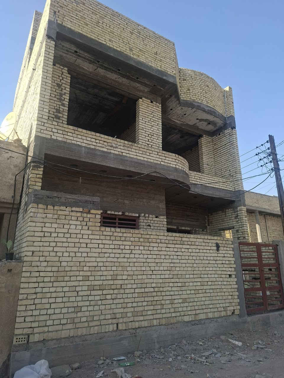 السلام عليكم
بيع هيكل ركن المساحة ١٠٠متر مربع  طابيقن ونص 
يوجد به خمس،غرف نوم وحمامات اثنين موقعه قرب شارع ستين وقرب شارع الامام علي 
 السعر قفل ،١٠٥مليون   الاتصال  على صاحب الدار
*********** ابو امير الشمري
