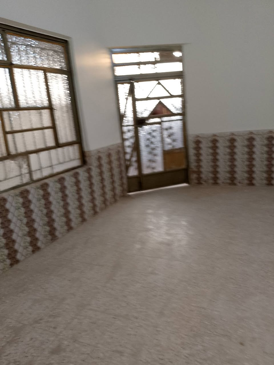 دار سكن طابقين عكاده مساحته 100خلف العلوي جوه غرفه صاله استقبال ومطبخ وصحيات وفوك  غرفه للاستفسار مكتب ياسين للعقار *********** السعر 63البيت جاهز للسكن وفارغ واجهه 5في 20
