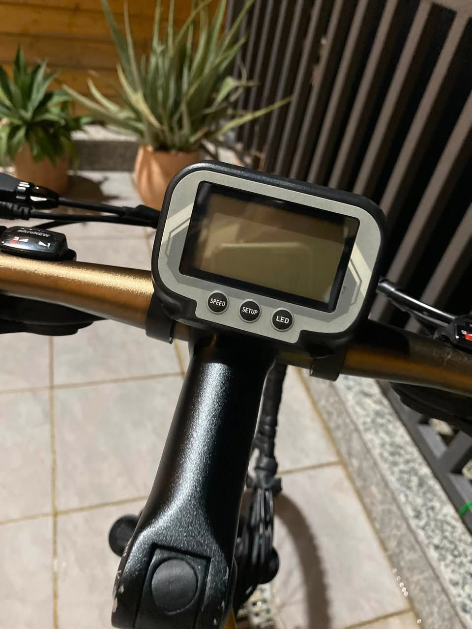 HUMMER Zhengbu e bike

‎صنع في هونك كونك

‎( مصنوع كليا من الألمنيوم 
‎. حجم 26 
‎.وزن خفيف
‎. ماطور كبير 350 واط حقيقي 
‎. بطارية ليثيوم ٤٨ فولت 10.5 امبير 
‎.يقطع مسافة من 25 الى 50 كيلومتر 
‎. سرعة تصل الى ٤٥ كيلومتر

‎. يعمل :
‎1- بايسكل عادي
‎2- دراجة شحن 
‎3- بايسكل مساعد

‎. بريك دسك امامي وخلفي
‎. قابل للطي 
‎. شاشة عرض معلومات 
‎. دبل امامي هايدروليك 
‎. دبل وسطي هايدروليك
‎. كير 27 نمر خلفي وامامي    
‎. اضاءه امامية واضح جداً
‎. واقيات مطرية امامي وخلفي 
_________السعر 500 
***********واتسب
