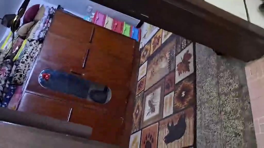 بيت للبيع في الوشاش يحتوي على غرفه جلوس واحده وغرفه نوم كبيره نسبيا وحمام غربي وشرقي في نفس الوقت والمطبخ مؤسس بشكل كامل وبنى تحتيه جديده مع فسحه كبيره للجلوس العائلي وبجانبه سوق الوشاش المركزي 
للاستفسار الاتصال على ***********
