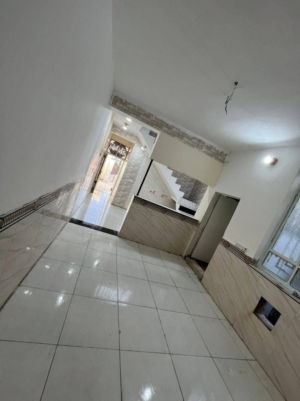 مشتمل مساحة 100م طابو زراعي سند 25 تحويل مباشر يحتوي على غرفة نوم استقبال كلدور مطبخ مجمع صحيات خارجي وداخلي بيت ماناقص اي شي كما موضح بل صور عنوان حله ورديه شارع الغسل قرب شارع المشجر السعر 45 مع المجال للاستفسار ***********
