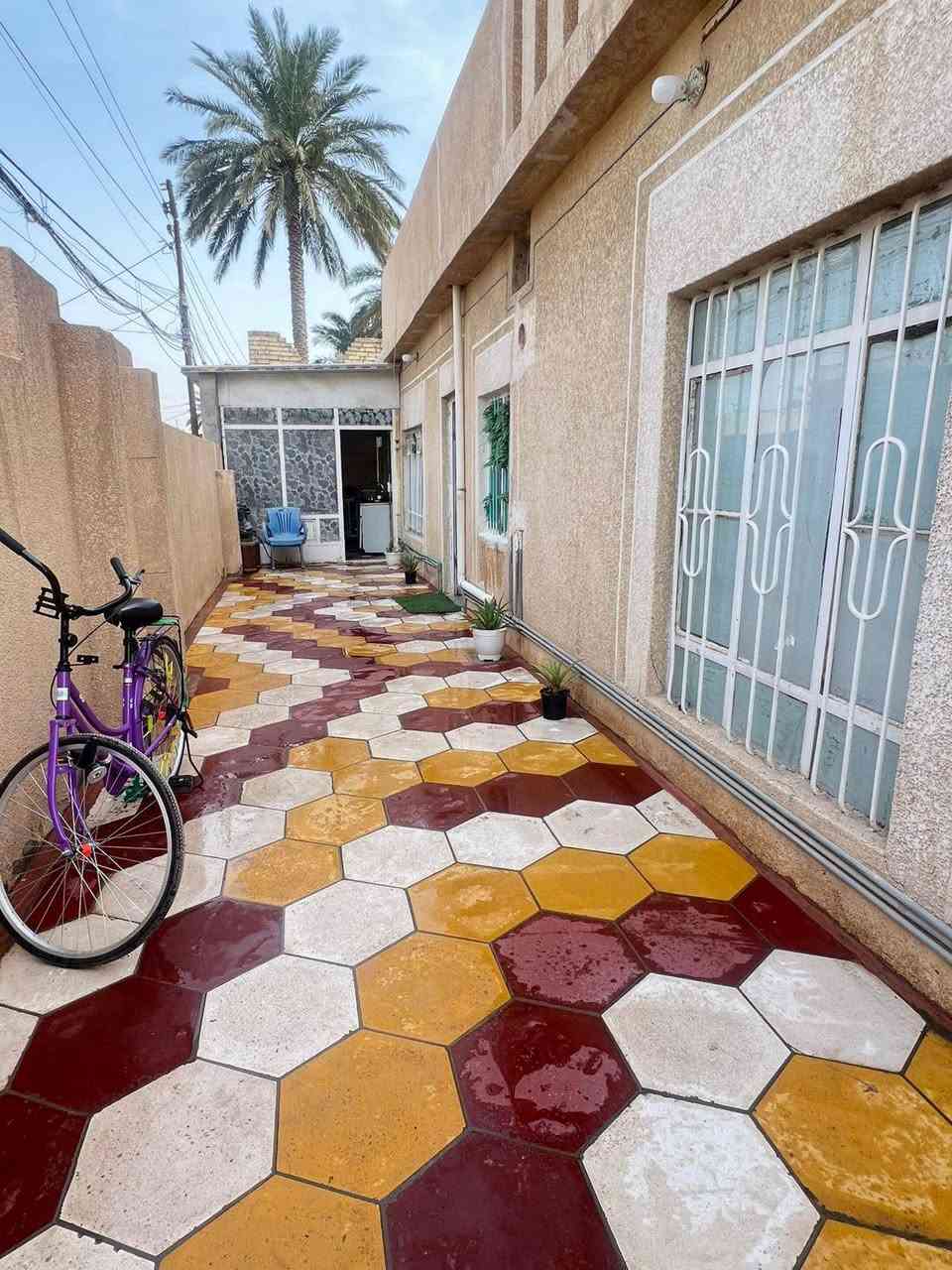للبيع 
حي العسكري 
بيت ركن عله شارعين 
قرب مول القبطان 
المساحه 300 متر
يحتوي على 2 غرف نوم مساحه الغرفة 5 في 4 
صاله 5 في 4
المضيف 6 متر في 4
صحيات خارجية + داخليه 
مطبخ داخلي مساحته 5 في 4
 أو مطبخ خارجي حار 3 في 4 
للتواصل ***********
@إشارة
