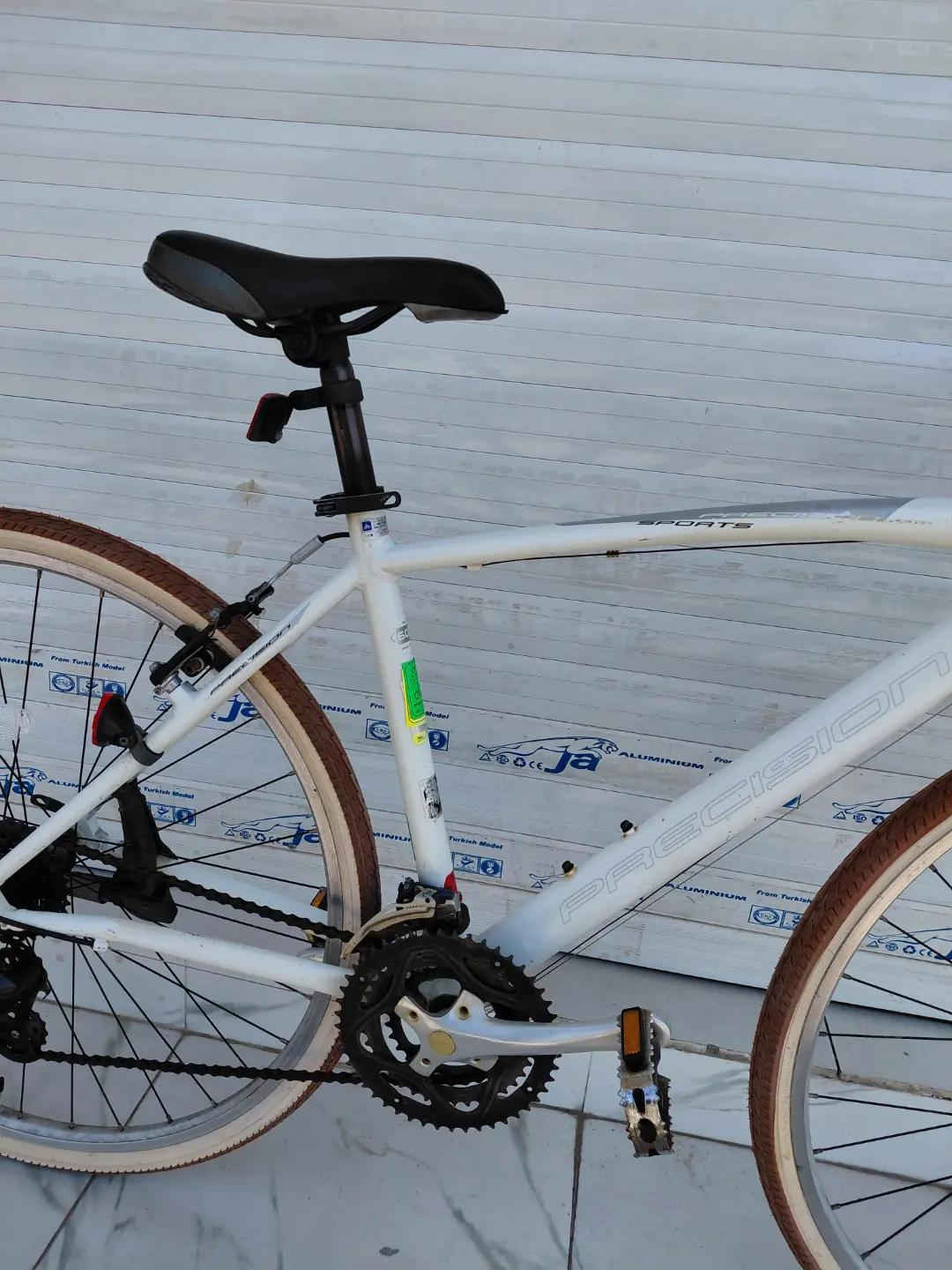 PRECISION C700 ارتفاع الفريم 46 فول المنيوم ماشة حديد 3 × 8 سرعات من SHIMANO ويالة طبقتين كمبليون تايرات 700 / 37 جاهز ومرتب السعر 165 الف شامل التوصيل    ✈يوجد توصيل لجميع المحافضات ✈ كركوك مدخل سايدين حي الاسرى والمفقودين  معرض ابو شيفان ( *********** )
