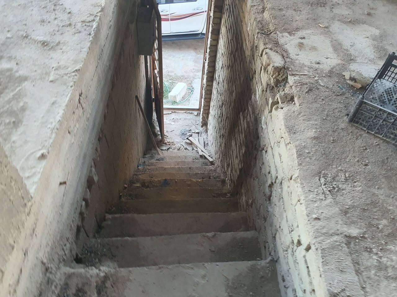 بنايه للبيع المساحه ٢٠٠ متر تصلح حسينيه العنوان كربلاء شارع بغداد سايد الدخول خدمات كامله البنايه مثل ماموضحه بسعر جدآ مناسب مقابيل عمود ٣٧ للإستفسار *********** عن شارع بغداد ١٠٠متر
