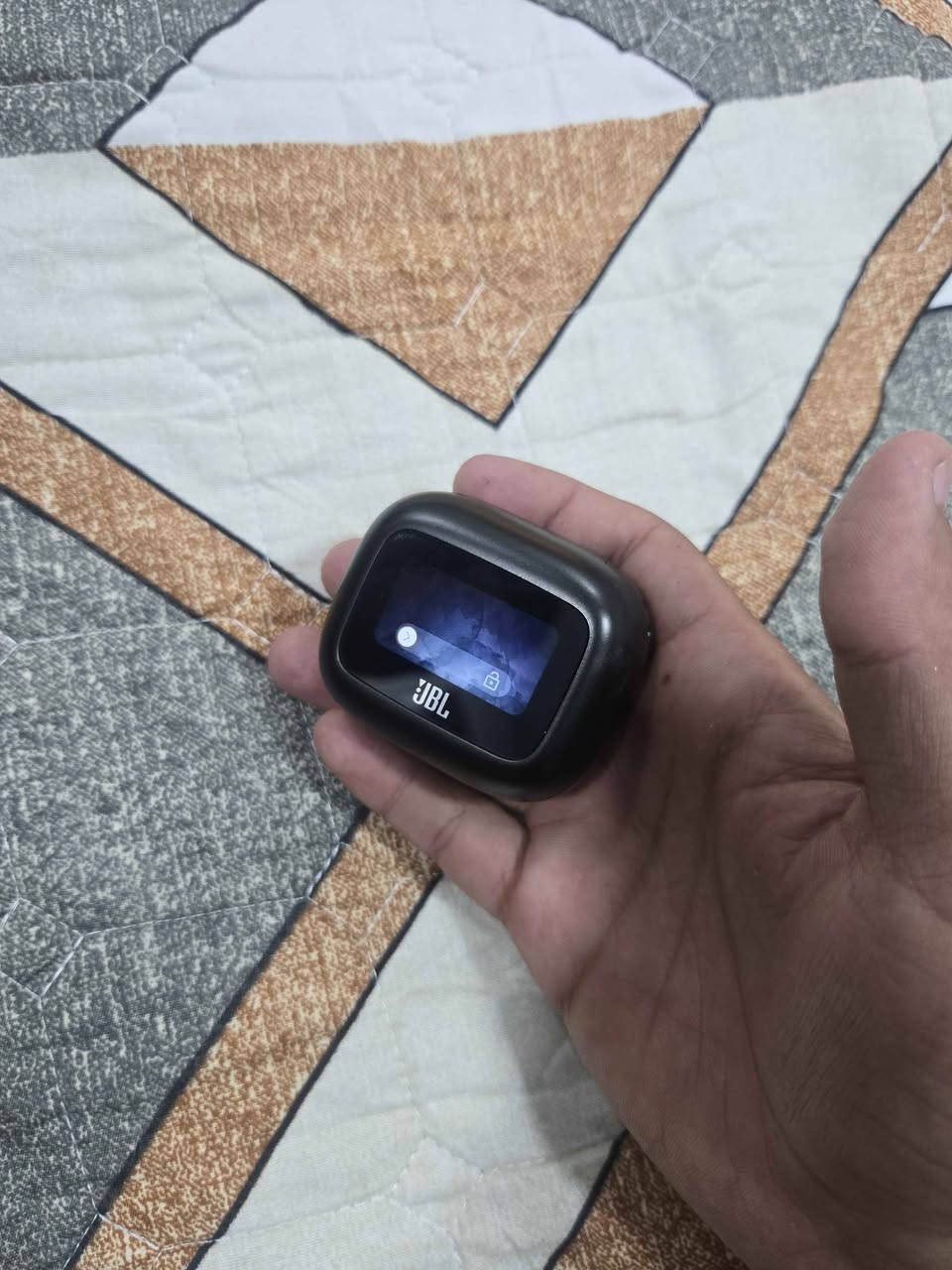 سلام عليكم
JBL Live Flex 3 - أصلية مو كوبي شرط تتأكد وتقتنع بيها حتى تاخذها.

 شاشة لمس سلسة
 تقنية إلغاء الضوضاء فائقة
 صوت نقي وواضح جداً عالي 
دعم Bluetooth 5.3
 مقاومة للماء والغبار IP54
 بطارية كلش قوية وتطول وياكك مدة طويلة  اسبوع كامل..مع شحن سريع يطلع اشعار الشحن السريع.
 السماعات الها تطبيق اسمه
 JBL Headphones
السماعة مليانة مميزات 
💰 السعر: (215 الف.) 
مكاني بغداد البياع 
*********** بغداد, العراق
