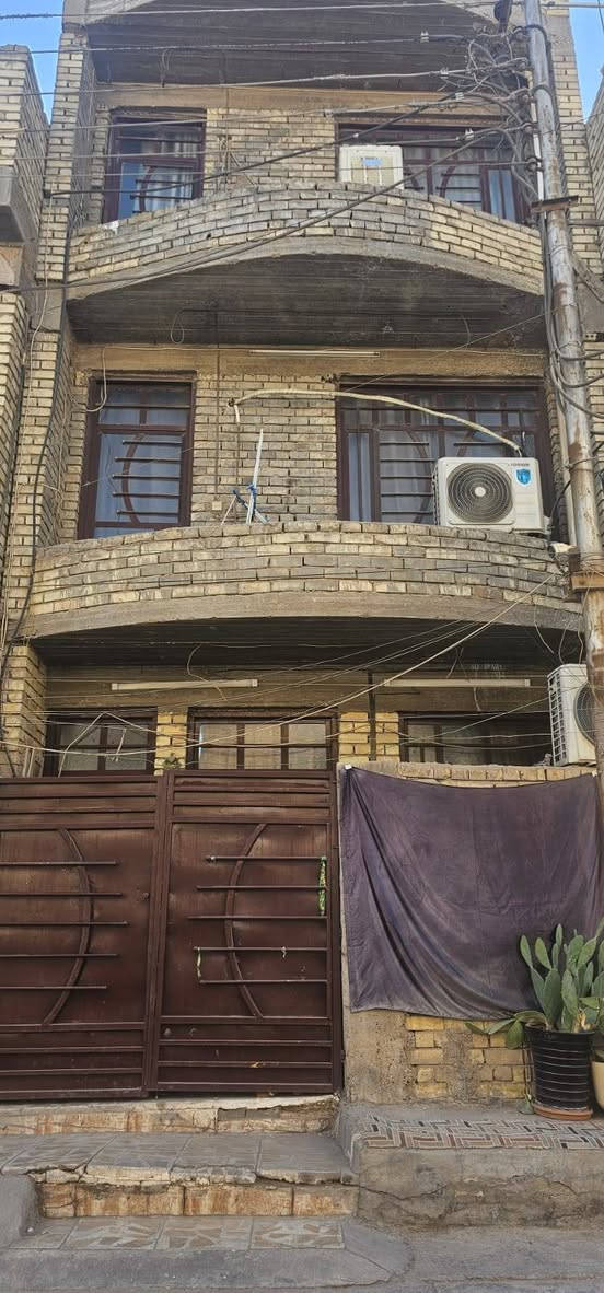 السلام عليكم بيت حديث مكون من ثلاث طوابق ونص الطابق الاول متكون من استقبال ومطبخ وصحيات و كل طابق بي غرفتين وصحيات والطابق الاخير غرفة وبيتونة 
مساحتة 50 متر واجهتة 5 نزال 10
العنوان الطاقة خلف سنتر الطالبية 
للاستفسار 
***********
***********
