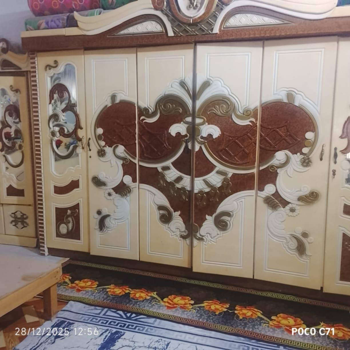 سلام عليكم غرفه اخشاب للبيع. مستخدمه نظيفه سعر 550وبيه مجال مكان سوق الشيوخ الدجين. الاستفسار اكثر. على الرقم ***********
