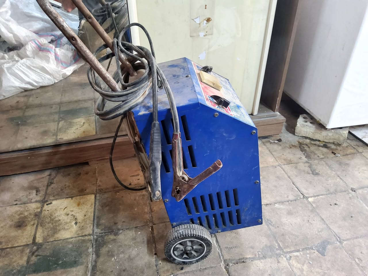 السلام عليكم .شاحنة بطاريات امريكية شغالة عالفحص فقط التايمر عاطل 110 فولت .السعر ١٠٠ ألف .مكان بغداد الشعب *********** لايوجد توصيل للاسف .
