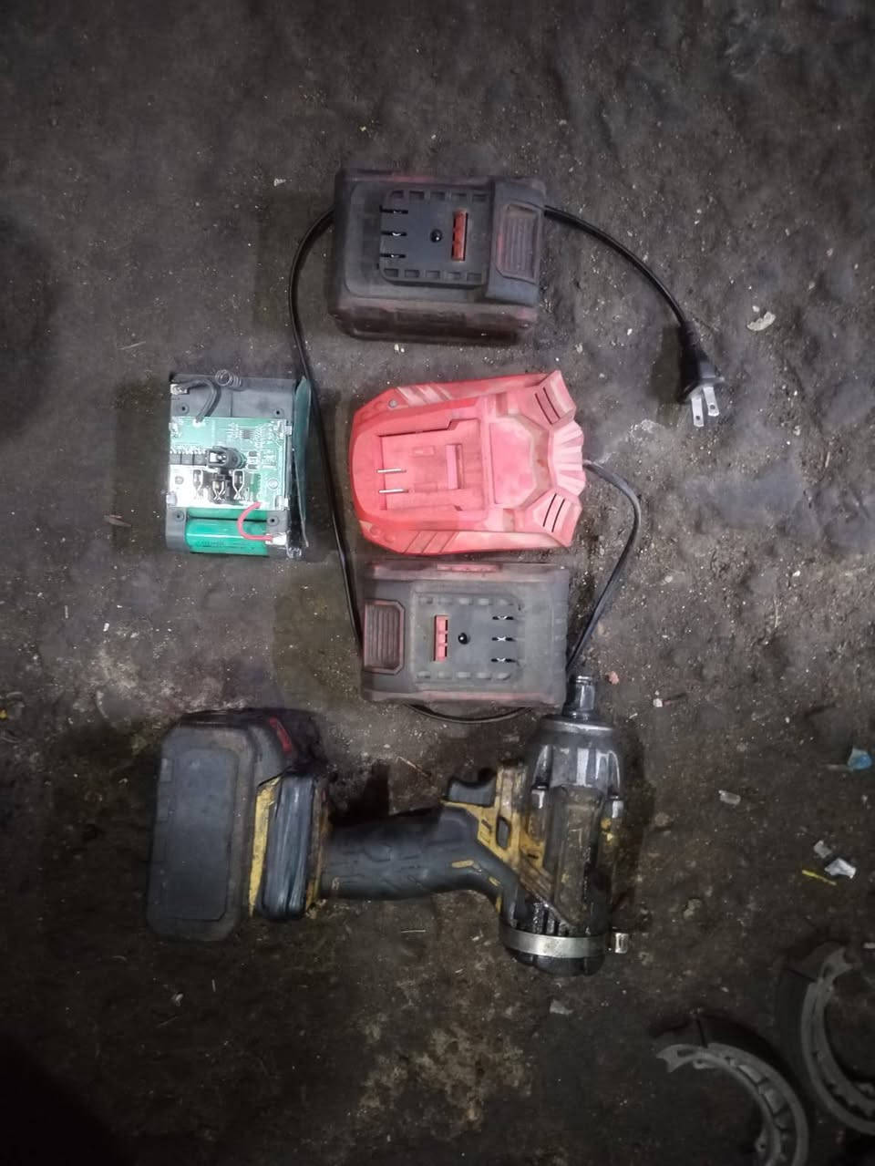 سلام عليكم كوسره جديده للبيع شحن بدون بطاريه سعر ٢٥ دريل شحن درنفيس مستعمل للبيع سعر ٢٠ دريل لقمه كامل معه ٤ بطاريات و شاحنه سعر. ٣٥  و دريل كهرباه  سعر٢٠ مكاني الهوير سوك ***********
