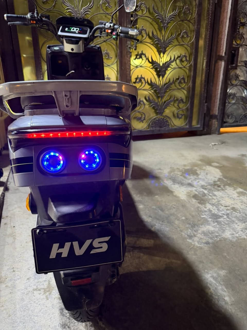 السلام عليكم ورحمة الله وبركاته دراجة شحن للبيع دراجة٣١٨ تشغيل عن بعد انذر سرقه قفل ستيران لايت عالي وناصي هورن اشاير صندوك ٦ بطاريات كبار جدد اي نقص ما بيه العنوان زيونة شارع الربيعي الرقم*********** السعر٥٥٠ وبيه مجال❤️
