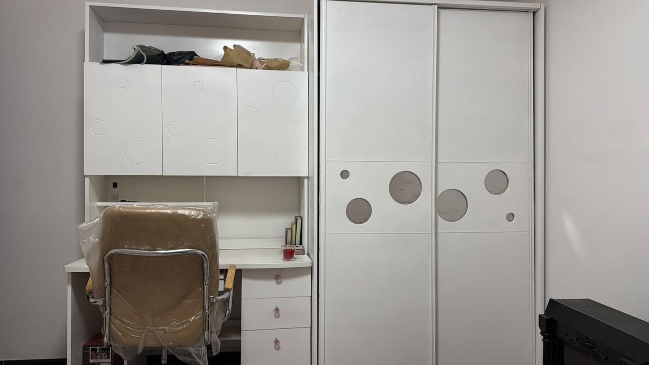 الغرف للبيع السبب لان راح نشيل من البيت والمكان مايكفي (الغرف نظيفة)
الاولى الي بيها بنفسجي 250
البيضه 300 قطعها اكثر
للتواصل ***********
