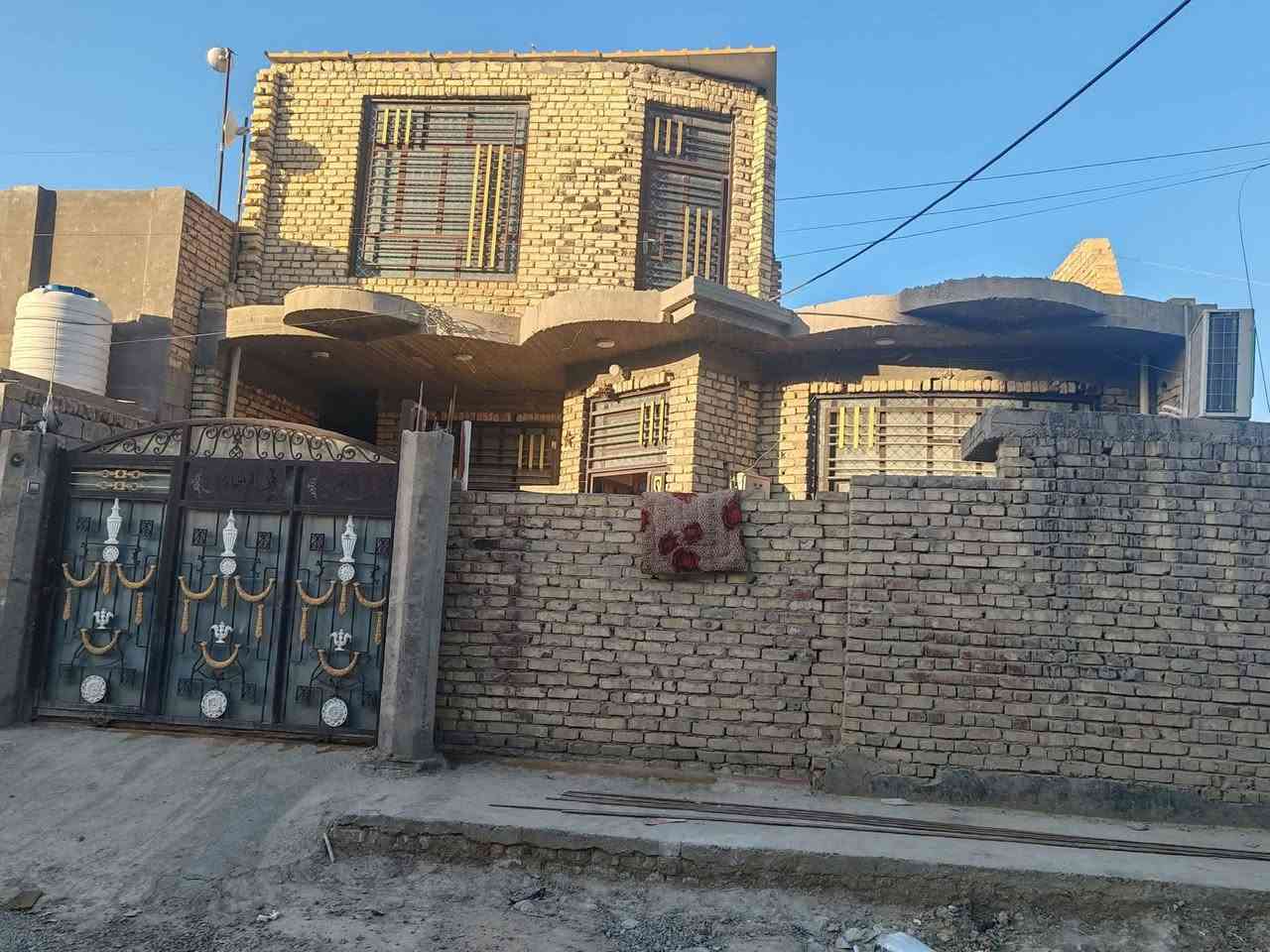 دار للبيع – الحي العسكري
📍 خلف فرن مكصد، على تبليط
------------------------
🔹 الدار طابقين
🔹 المساحة: 150 متر
✅ الطابق الأول كامل:
🛏️ غرفة نوم
🛋️ صالة واستقبال
🍳 مطبخ حار وبارد
✅ الطابق الثاني:
🛋️ بيتونة وصالة جاهزة
⬆️ صاعد 180
🛏️ غرفتين نوم
🔨 باقي فقط كم ساف وصب
📞 للاستفسار الاتصال على الرقم:
***********
💰 السعر: مراسلة واتساب أو ماسنجر
________
🟣⭐للاٌســــتفسار⭐ 
اتصال او واتساب ماسنجر فقط
#مــن_لــديــه_عــقــار_تــجــاري_او_ســكــني_او_زراعــي_للــبــيــع_او_للايــجــار او مراوس بعقار ثاني 
#مـــراســلة_الــصــفـــحه_او_الارقــام_المــدرجــه_اعلاه
