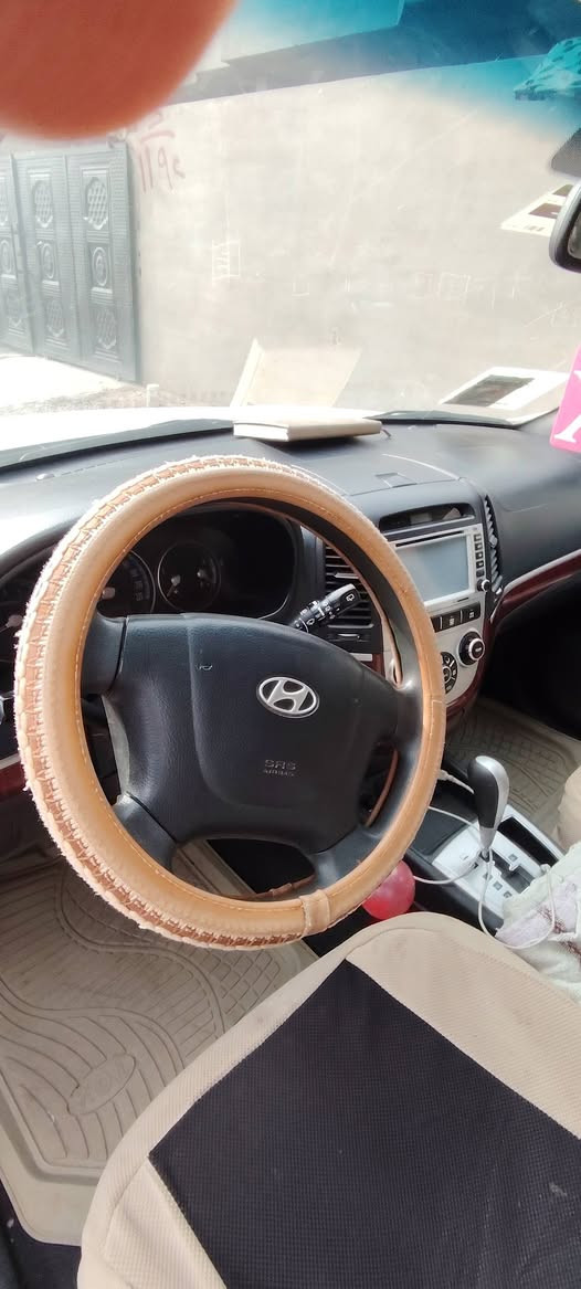 السلام عليكم.. سنتافي 2009 خليجي 6 سلندر قطرة صبخ ما بيهَ محرك كير شرط  سبعة راكب ثلاث قطع تبريد ماشية 149 رقم كركوك أ  ٣ أرقام
***********
