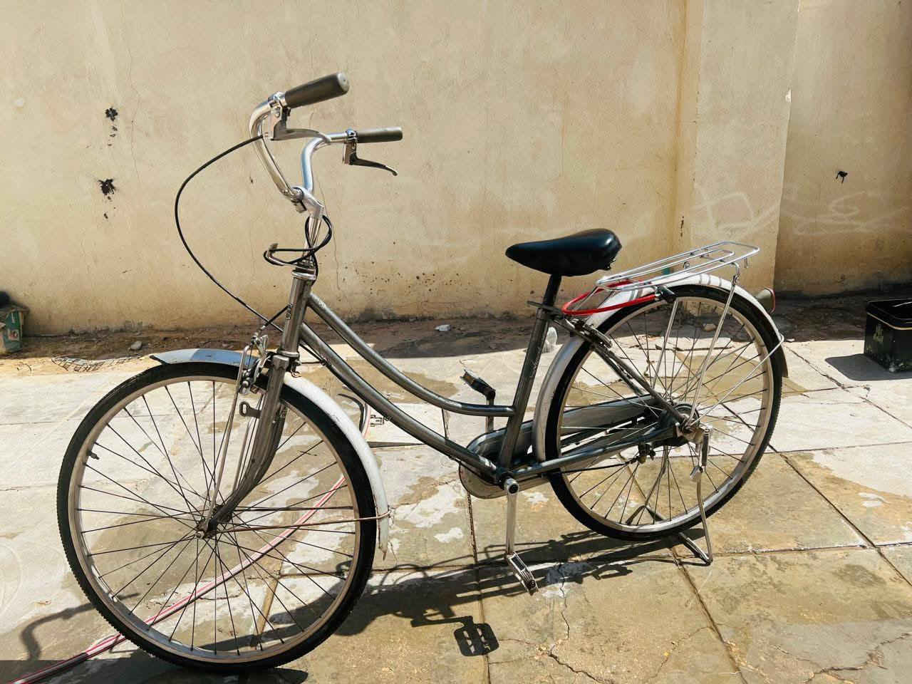 السلام عليكم  بايسكل حجم 26 سلفري بالة مال حاويات السعر 50 الشراي يجي خاص او الاتصال ***********
