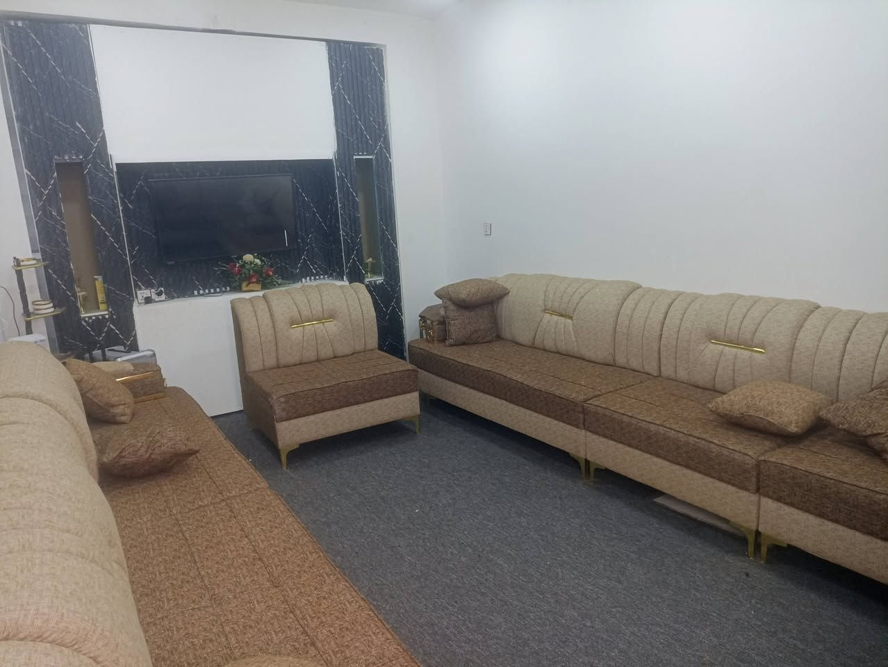 السلام عليكم اخوان بيت مساحه ١٠٠ متر بناء جديد غرفه وصاله عله مطبخ واستقبال وصحيات  داخليه وخارجيه مجاري تبليط مدارس مستوصفات كلشي متوفر قريب ع الشارع الشراي يتصل مكانه حي لامين سند ٢٥ للاتصال ‏‪0781 708 9119‬‏
