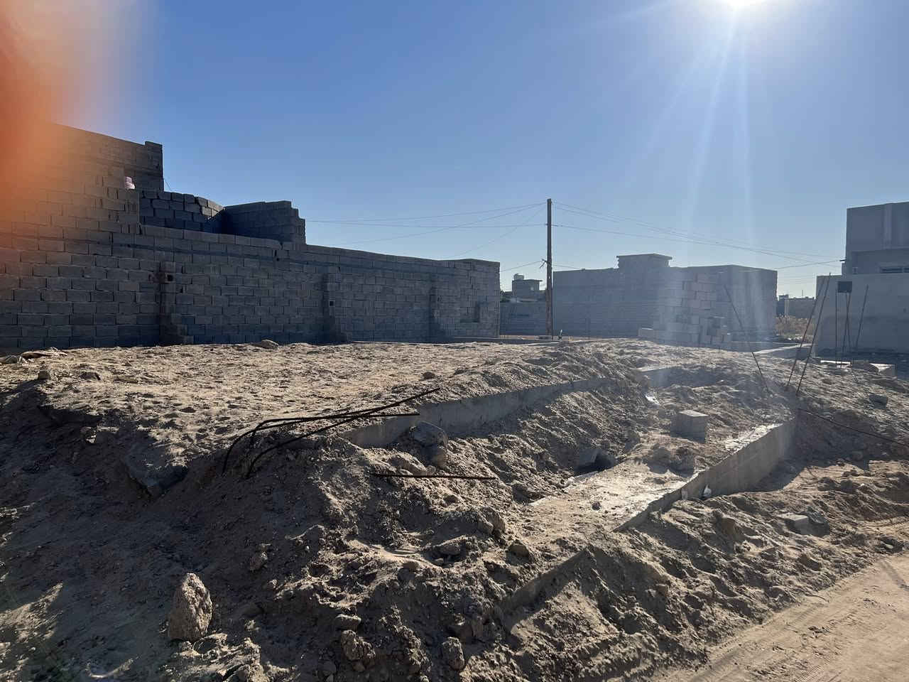 قطعه ارض للبيع في الزراعي خلف مزرعة ابو رائد
مساحة 200
مجعبة درجة اولى 50في 40 عرض وارتفاع 
تتكون من غرفتين صاله استقبال مطبخ
صحيات داخليه خارجيه
السعر 22
رقم 
***********
