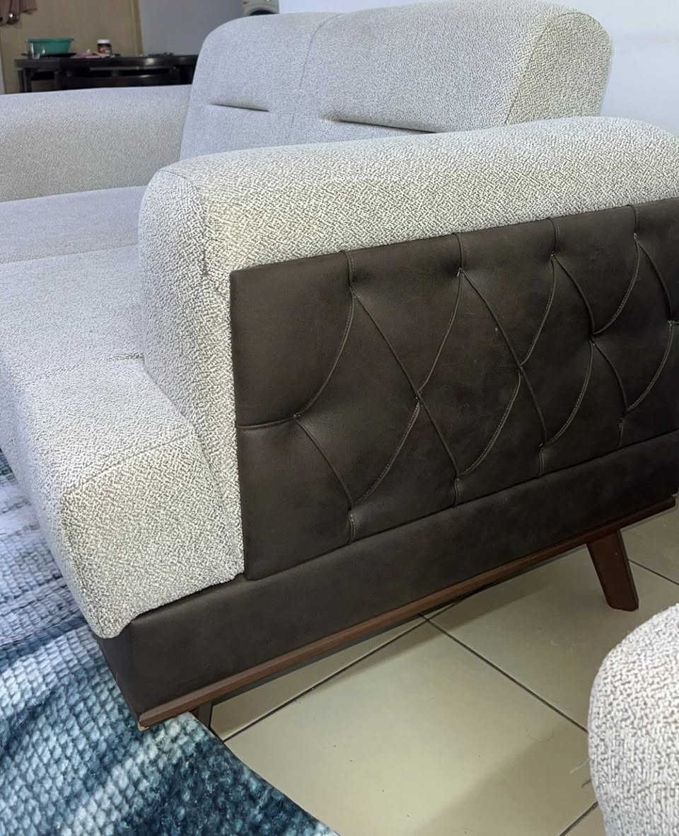 قنفه نفرين سرير قلاب قماش وتر بروف أوف وايت جديده كلش غير مستخدمه مركونه على صفحه لان تخمي 10مقاعد صاله متتحمل  ابيعهه لضيق المكان السعر 350بي مجال 
تعديل 
عيني ابيع قنفه ام النفرين مو تخم كامل وذاكره فوك لان ماعندي مكان الهه


**إذا كنت صاحب هذا الإعلان وتريد حذفه لأي سبب، رجاءا أرسل رسالة إلى الدعم الفني**