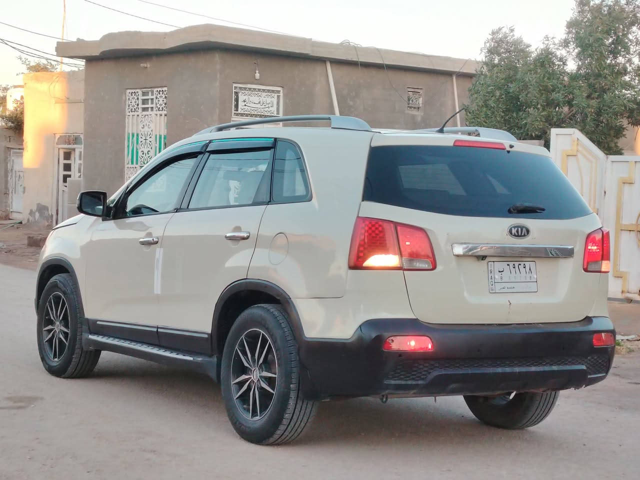 السلام عليكم للبيع كيا سورنتو موديل ٢٠١٢ وارد خليجي سياره مكينه كير حداديه تخم تاير كهربائيات شغاله تبريد ٣قطع ثلج ٧راكب نص فول شاشه جبيره حساسات مري شفط السياره جاهزه من كلشي ومال جناي غرفه جديده السياره بعدهي بالكارتون مابيه كل نقص لو برغي ماتخلي عليه سياره بيه تجيه بصيطه مصبوغه عام سعرها ١٠٥ وبيه مجال مكاني بابل الحله هذا رقمي *********** بيع فقط
