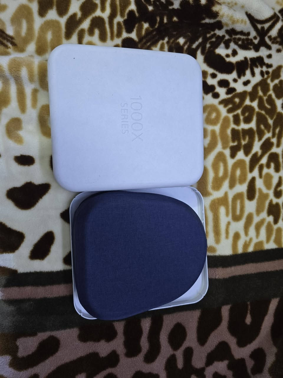 سوني XM5 - أخت الجديدة (استخدام 7 مرات فقط) 🎧
للبيع سماعة Sony WH-1000XM5  السماعة غنية عن التعريف وتعتبر "ملك" عزل الضجيج وجودة الصوت بالعالم حالياً.
​ليش هذه السماعة "لقطة"؟
​نظافة 100%، مستخدمة 7 مرات فقط وبقت بالحقيبة مالتها. (بدون أي شخط أو أثر استخدام نهائياً).
​الملحقات: كاملة مع الكارتون الأصلي، الحقيبة (Carry Case)، وكيبل الوكالة (كلها بحالة المصنع).
​أهم المواصفات للي يحب التفاصيل:
​عزل ضجيج (ANC) جبار: يخليك بغير عالم، مثالية للدراسة، الشغل، أو السفر.
​جودة اتصال خرافية: تحتوي على 8 ميكروفونات لتنقية الصوت بالمكالمات.
​بطارية عملاقة: تشحنها مرة وتنسى (30 ساعة تشغيل).
​ميزة الـ Multi-point: تكدر تربطها على جهازين (تلفون ولابتوب مثلاً) بنفس الوقت وتنتقل بينهم بسلاسة.
​السعر: [300 الف] (سعر مناسب مقارنة بالجديد).
المكان: [الغزالية هياكل ] - متوفر فحص وتأكد قبل الشراء.


**إذا كنت صاحب هذا الإعلان وتريد حذفه لأي سبب، رجاءا أرسل رسالة إلى الدعم الفني**