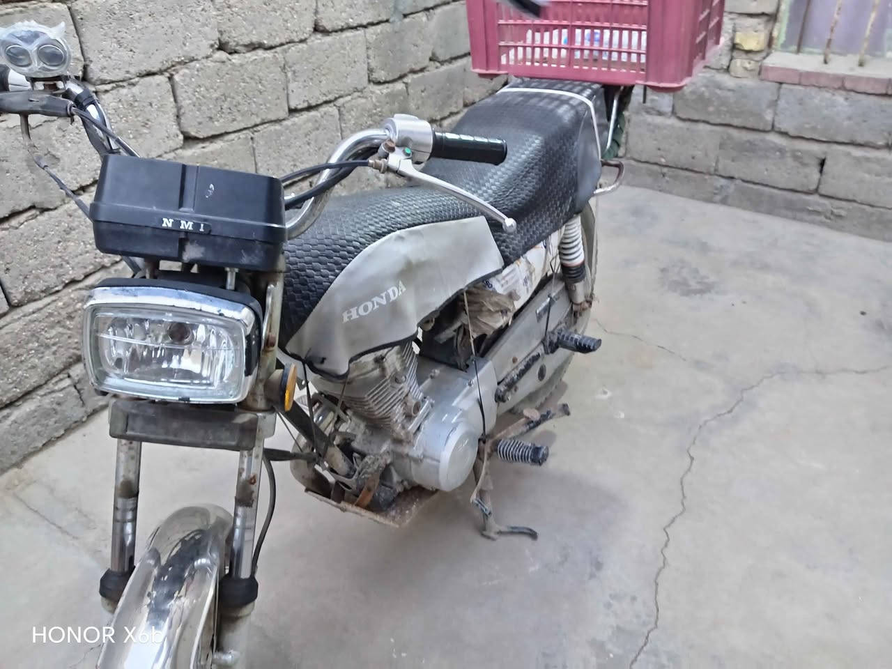 السلام عليكم دراجه ارشه
مديل ٢١ دراجه أوراق بسمي
دراجه كامله ما عوزه شيء كامله ما بيه نقص بس ما غاسلهه سعر ٧٥٠ بيه مجال  رقم *********** البصرة, العراق
