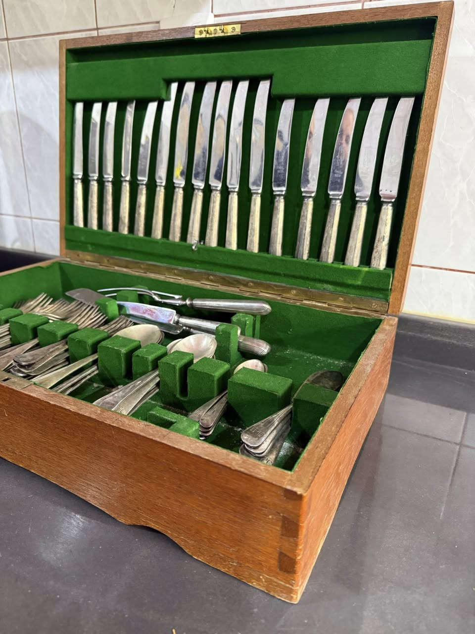 طبق مائدة انتيك مخملي من الفضة صنع يدودي بريطاني لسنة 1943/1948
للتفاصيل السعر ومعلومات اكثر ***********
