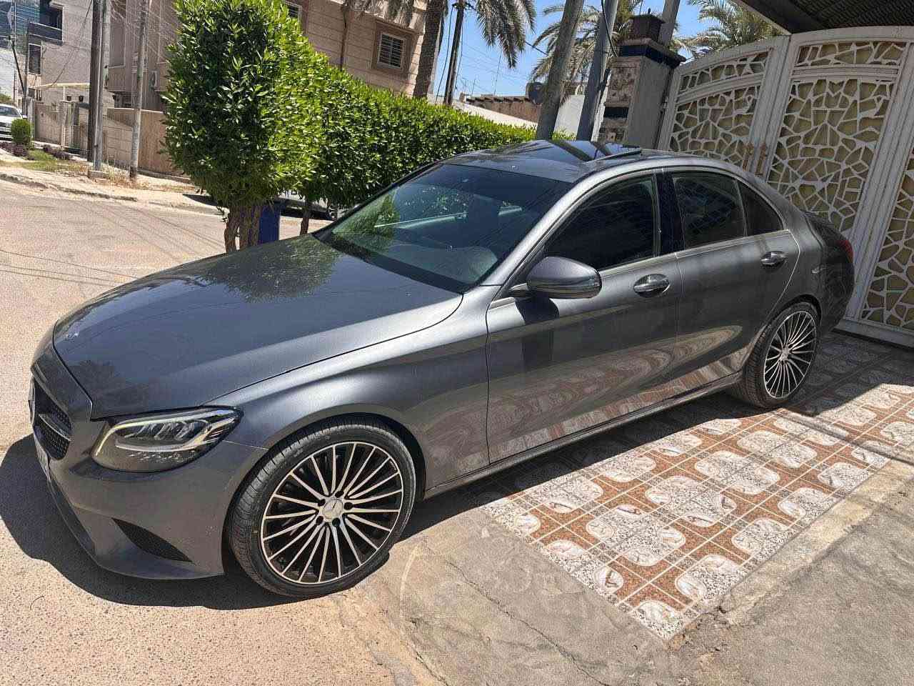 السلام عليكم 
للبيع للمراوس حسب القناعه
مارسيدس C300
موديل 19
ماشيه 73 
فول مواصفات عدا الدبل ماوس
وارد امريكي شبه كلين تايتل
السياره جاهزه من كلشي
بدون اي نقوصات
رادار امامي 
رادار خلفي
رادار جانبي
داخل جلد 
شاشه وسطيه كبيره
فتحة سقف
محرك 2000 تيربو 
جدا اقتصاديه وجدا سريعه
السياره عائليه شبابيه بناتيه كلشي ترهم
مواصفات الC19 معروفه
السياره بيه ربع الجاملغ الايسر بدون ايرباك
وصور اميركا مع الصور 
مكان السياره بغداد ورقم بغداد 
هزه وفحص جديد تحويل مباشر 
السعر ب248$ ورقه
واي استفسار اني حاضر

***********

***********

( محمد الصعب ) بغداد, العراق

