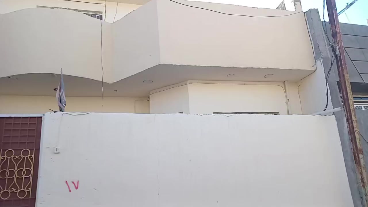 السلام عليكم بيت زراعي سند٢٥ مساحة ١٥٠ واجهة١٥ نزال١٠ بناء كامل طابقين بناء حديث٢٠٢٣ بي ٥ غرف نوم واستقبال وسطحين ومطبخ وصالتين وحمامين مشترك غربي بيت متكامل من كلشي تكدر تعزل الطابق الفوك وتأجرة او تسكن عائلة كبيرة عنوانة التاجي البطة والسواعد قرب الملعب للاستفسار الاتصال ***********
