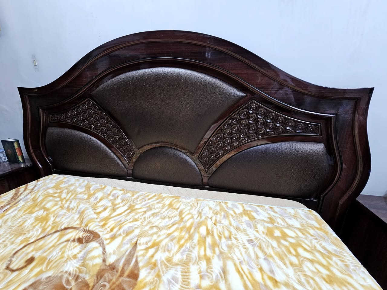 اثاث بيت مستعمل للبيع 
السلام عليكم 
اثاث بيت مستعمل للبيع 
غرفة نوم الحجم الملكي... السعر ٨٥٠ الف دينار
تخم قنفات ١٠ مقاعد... السعر ٦٠٠ الف دينار 
ميز بلازما...  السعر ٧٥ الف دينار 
المكان:  بغداد البياع 
للاتصال:  *********** متوفر واتساب
