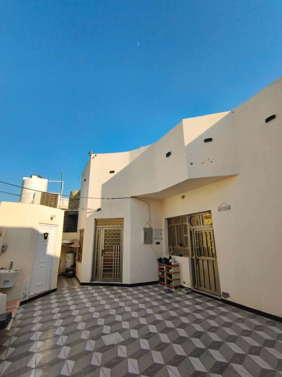 🏠 منزل (طابقين) للبيع - حي الأمير 🏠
✅ المساحة: 250م (واجهة 12.5م × نزال 20م).
✅ الطابق 1: غرفتين + صالة كبيرة + استقبال + مطبخ (حار/بارد) + صحيات داخلية وخارجية.
✅ الطابق 2: غرفتين + صالة.
📍 الموقع: حي الأمير - خلف مجمع ركن المدارس (قرب مدرسة المنار).
📞 للاستفسار ***********
مكتب الفتح للاستثمار العقاري
