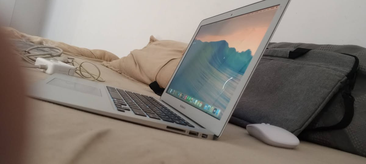 للبيع: ماك بوك إير 2017 (MacBook Air) نظيف جداً وبحالة ممتازة 🍏
لأصحاب الدراسة والعمل المكتبي، جهاز خفيف، سريع وبطارية ممتازة مع تصميم آبل الكلاسيكي (التفاحة المضيئة). الجهاز شغال 100% وبدون أي مشاكل.
⚙️ المواصفات:
الموديل: MacBook Air 2017 (شاشة 13 إنش)
المعالج: Intel Core i5
الرام: 8 GB (سلاسة تامة بالاستخدام)
الهارد الداخلي: 128 GB SSD
النظام: macOS Monterey
يجي معه هدية:
هارد خارجي مساحة 500 جيجا.
ماوس وايرلس.
حقيبة.
الشاحن الأصلي للجهاز.

💰 السعر: ٣٥٠ الف دينار عراقي
📍 المكان: صلاح الدين / الزوية ويوجد توصيل
      للتواصل على الخاص أو اتصال على الرقم التالي:
      ‏‪***********‬‏
