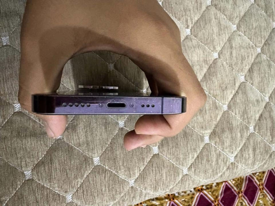 السلام عليكم 
آيفون 14 برو فقط برو 
بي مسج شاشة
باتري 78
ظهر مبدل و بي شخوط بالشاصي 
السعر 500 و بي مجال 
بعقوبة المفرك 
***********واتس أب

