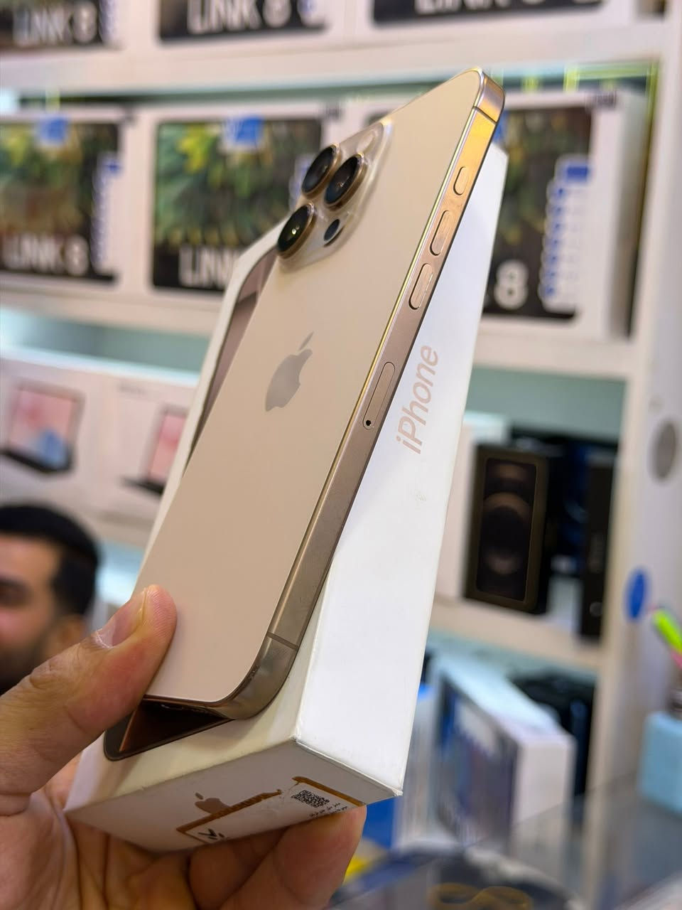 ايفون 16 برو ماكس ضمان ماستر وكاله اصلي
ذاكرة 256 بطاريه 95 نضافه حاله حال جديد شخط واحد مابي جهاز لا مفتوح ولا مصلح ضمان من مركز 5 ايام وين ميعجبك افحص ملحقات كامله السعر مليون و375 الف قفل العنوان بغداد البياع شارع عشرين 
هاتف *********** 📞📞
هاتف ***********📞📞
