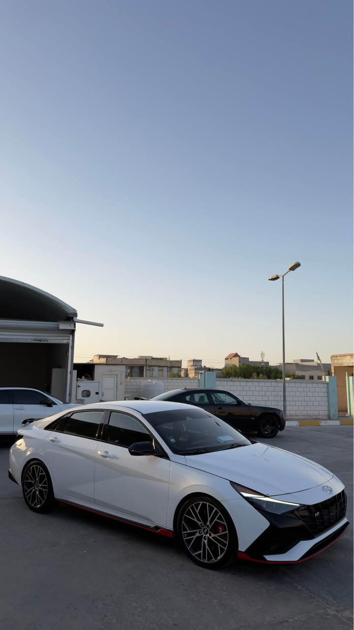 السلام عليكم 
النترا N 2023 
مكينة 2000 تيربو 🚀
كير عادي 
السيارة فول مواصفات عده الفتحة 
كشنات رياضي حضن
اكتڤ كزوز 
اربع وضعيات قيادة ( N , sport , eco , normal )
علامة ضوئية N بل كشنات 
لد دشبول كل الالون بلادي تغير الوانه من الشاشة
رادارات امامية خلفية فعالة
تحديد مسار 
ضربتهة بنيد وجاملغ فقط مبدل نفس اللون السيارة كلهة بدون قطرة صبغ شرط حتى الدعاميات مامصبوغة
بدون رقم تترقم جميع المحافظات 
ماشية 63 الف ميل 
السعر 125 ورقة  
للاستفسار 
*********** البصرة, العراق
