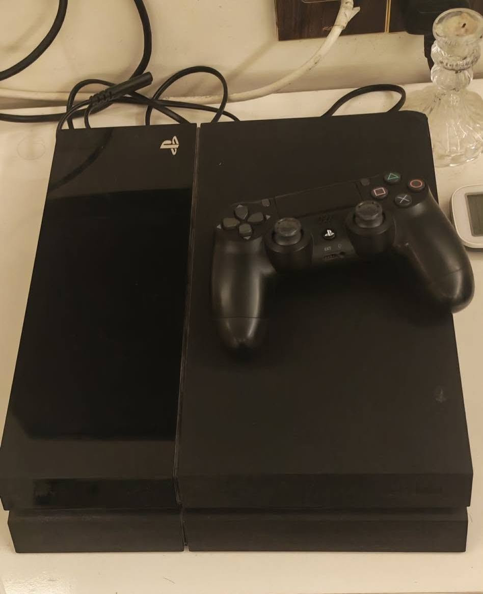 السلام عليكم ps4 500g جدا نظيف ما داخل صيانة ابداً مهكر 
استخداام جدا قليل نظام 9 للأتصال *********** السعر 250
