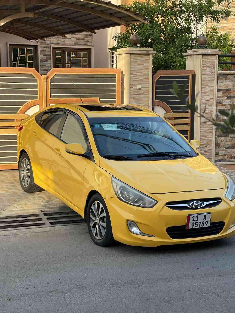 السلام عليكم 
سياره اكسنت للبيع 2015 فول مواصفات 
فتحته سقف 
تحكمات استيرن 
مري كهرباء 
السياره طخمها جديد 
وتأتيراتها جدد 
قبل سبوع 
ادامه كامله 
محرك 16دوش 
جديد مال كصه 
راديتر هليوم فتحتها وشيشتها 
سياره نظيفه وكاعده 
والباقي المواصفات مال 15معروفه 
رقمها بغداد ابسمي تحويل ثاني يوم 
عليها منظومه غاز جديده 
كبل شغل واطلع 
رقم الهاتف ***********
سعرها خابر وتدلل
