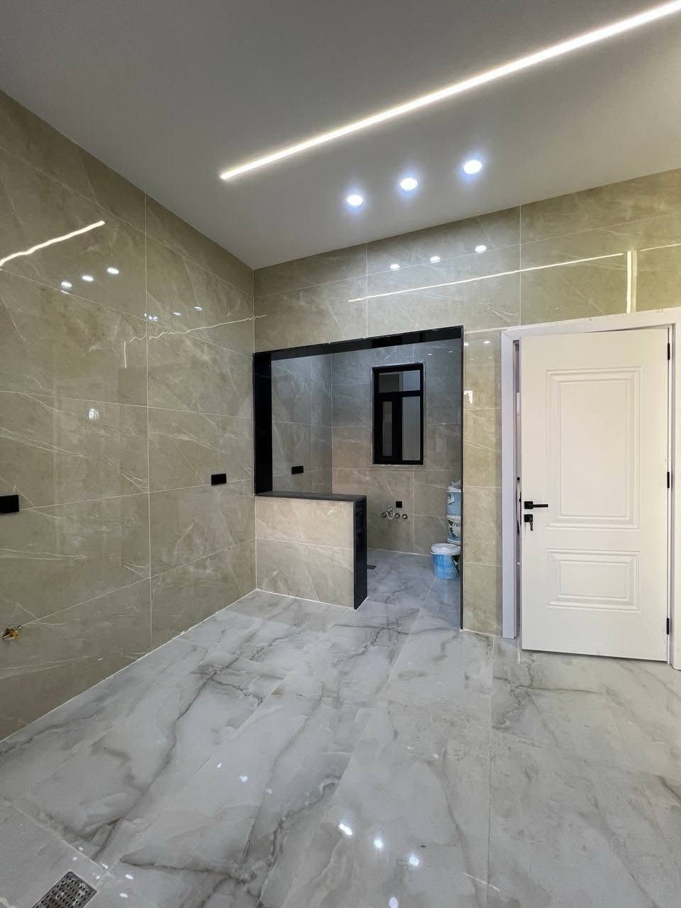 🏡 بيت زيرو للبيع – حي الصديق الأولى 🏡

✨ فرصة مميزة لامتلاك منزل حديث بتصميم راقٍ وتشطيبات فاخرة في أحد أفضل مواقع حي الصديق الأولى.

📍 الموقع: قرب شارع 20
📐 المساحة: 175 متر
📏 الواجهة: 7.75 متر
🧭 الاتجاه: غروب
🛣️ شارع بعرض 12 متر

📲 لمعرفة الأسعار والصور وأحدث العروض انضم إلى قناة التليكرام:
https://t.me/+CvAR_-mqjcM2N2M6

🏠 يتكون من طابقين:

🔹 الطابق الأول:
🛏️ غرفتا نوم (إحداهما سويت)
🛋️ هول
🚪 استقبال
🍽️ مطبخ
🚿 صحيات
🚗 كراج

🔹 الطابق الثاني:
🛏️ 3 غرف نوم (إحداها سويت)
🛋️ هول
🚿 صحيات

⭐ المميزات:
✔️ بناء زيرو بتصميم عصري حديث
✔️ تشطيبات راقية وجودة تنفيذ عالية
✔️ توزيع عملي يوفر الراحة والخصوصية
✔️ موقع هادئ وقريب من الخدمات

📞 للاستفسار:
***********
***********

📍 مكتب السنبلة للاستثمار العقاري
سايدين حي البعث – مقابل حلويات الذهبي
