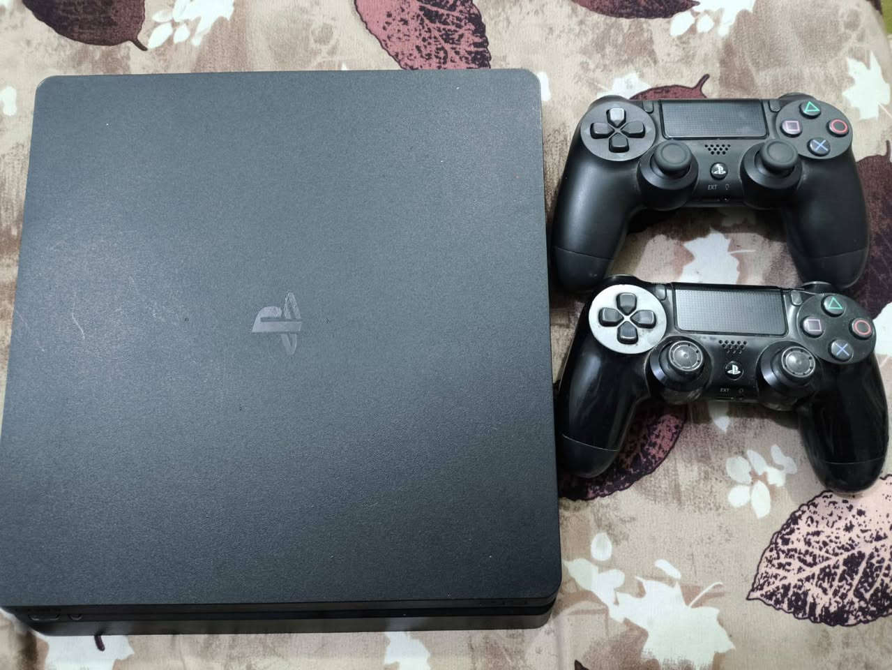 السلام عليكم
بلي فور سلم للبيع مداخل تصليح ونضيف واستخدامه قليل 

وياه 2جوستك وحده تجاريه وحده اصليه اون لاين

ويوبي اس1500نضيف مداخل تصليح السعر250وبي مجال بسيط

 العنوان بغداد الحريه الثانيه/الرقم***********بي واتساب
