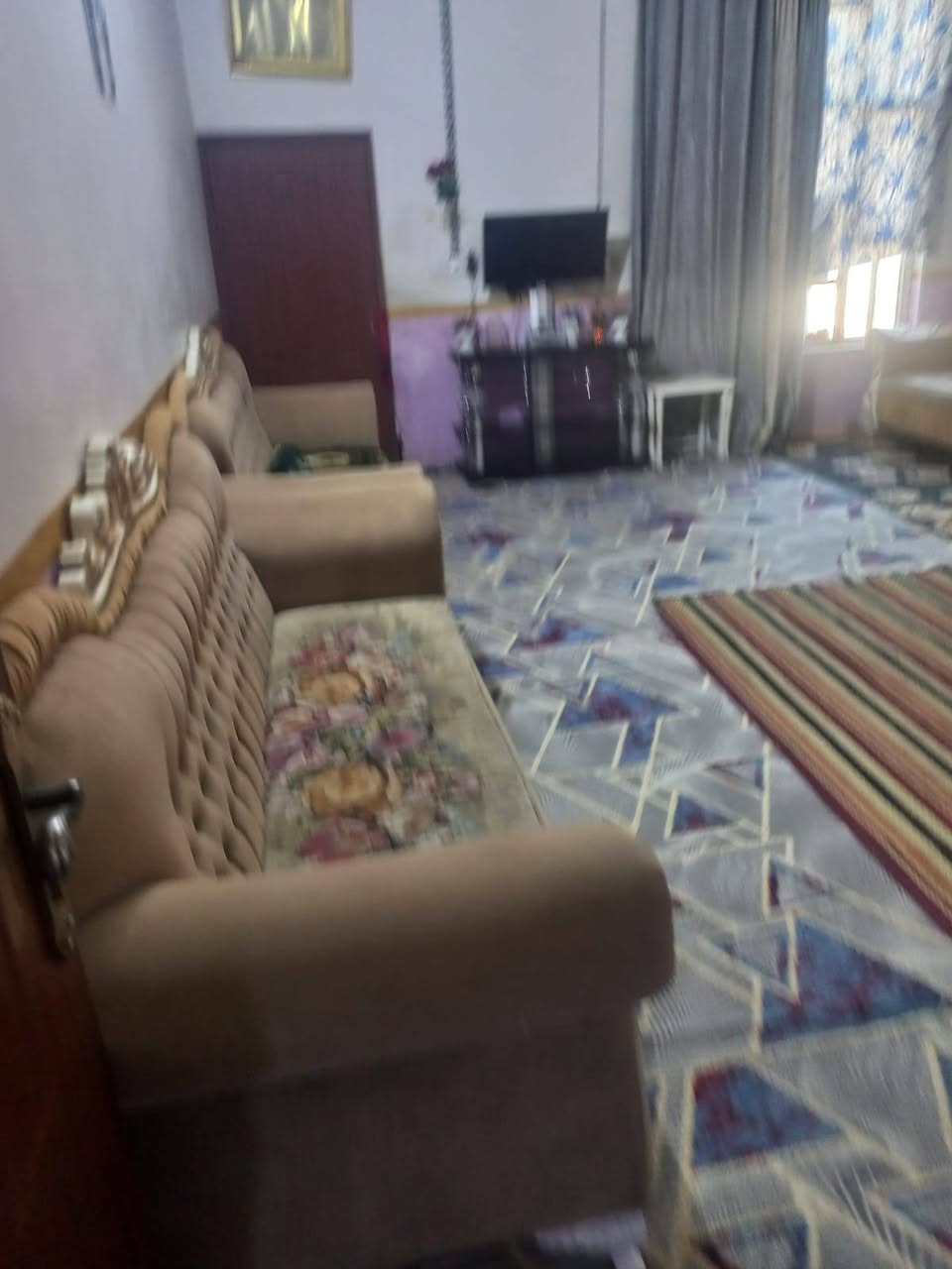 السلام عليكم ورحمه الله بيت زراعي مساحه 430 يحتوي على مضيف 8 4 صاله طعام 6*5 وغرفة  5*4ومطبخ 4*4 وحمام داخلي وصحيات خارجيه وسكف كونكريت والأرضية كاشي مي أسأله وكهرباء قريب على قريه بني عجيل بناءً حديث معروض 40مليون ***********
